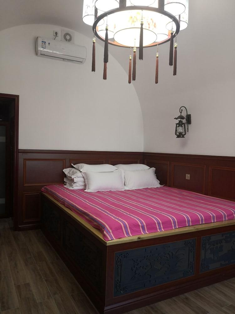 Cave Courtyard Homestay