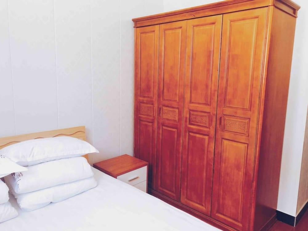 Skylit Great Wall Country House