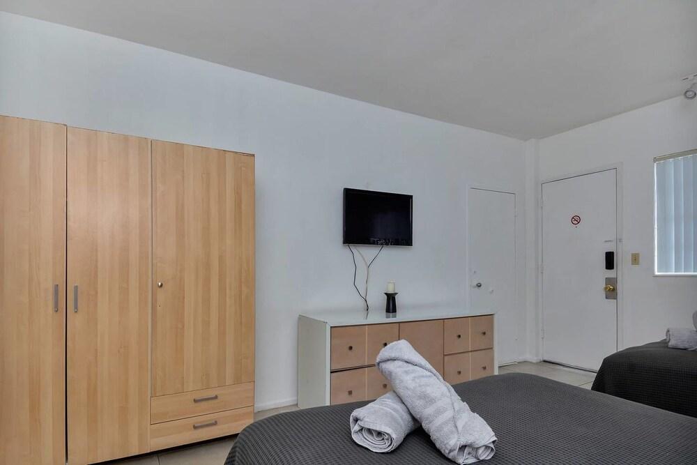 Lovely Little Studio With Pool, Hallandale Beach:)