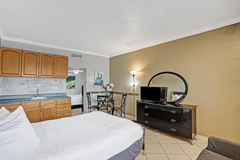 Gorgeous Gem, Walk From the Ocean!!