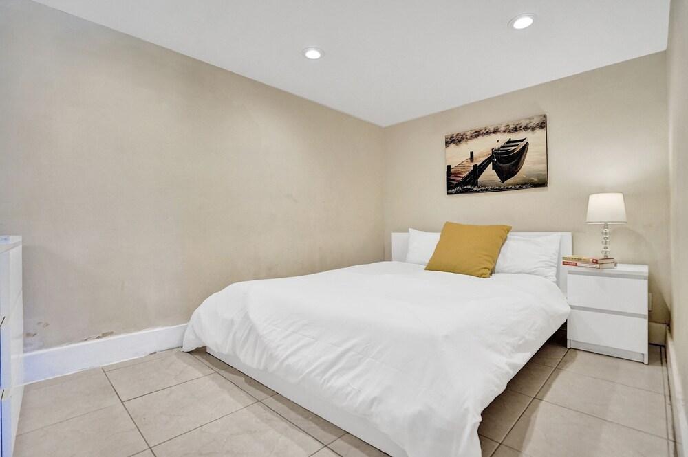 Gorgeous River-view Apartment Hallandale Beach :)