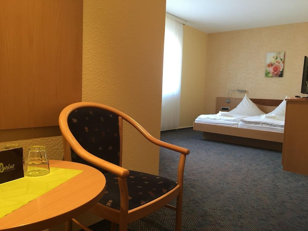 Warias Hotel & Restaurant