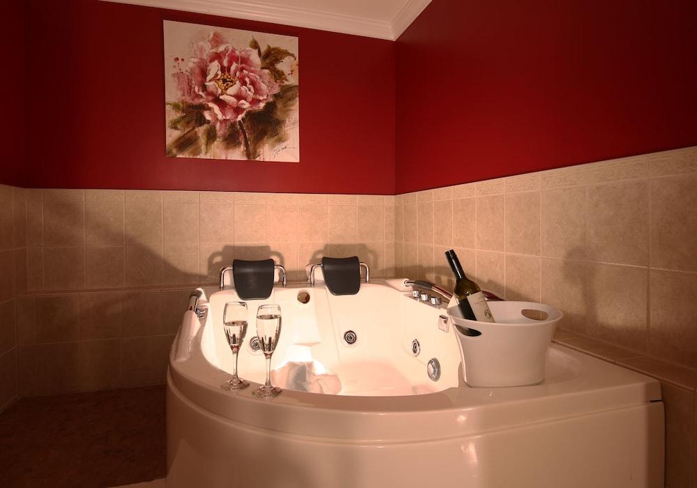 Grenfell Heritage Hotel & Suites