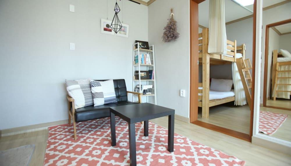 The Flower Road Guesthouse - Hostel