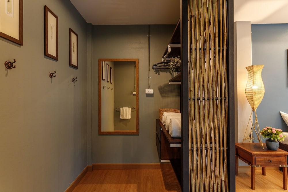 Hostel One Art & Gallery