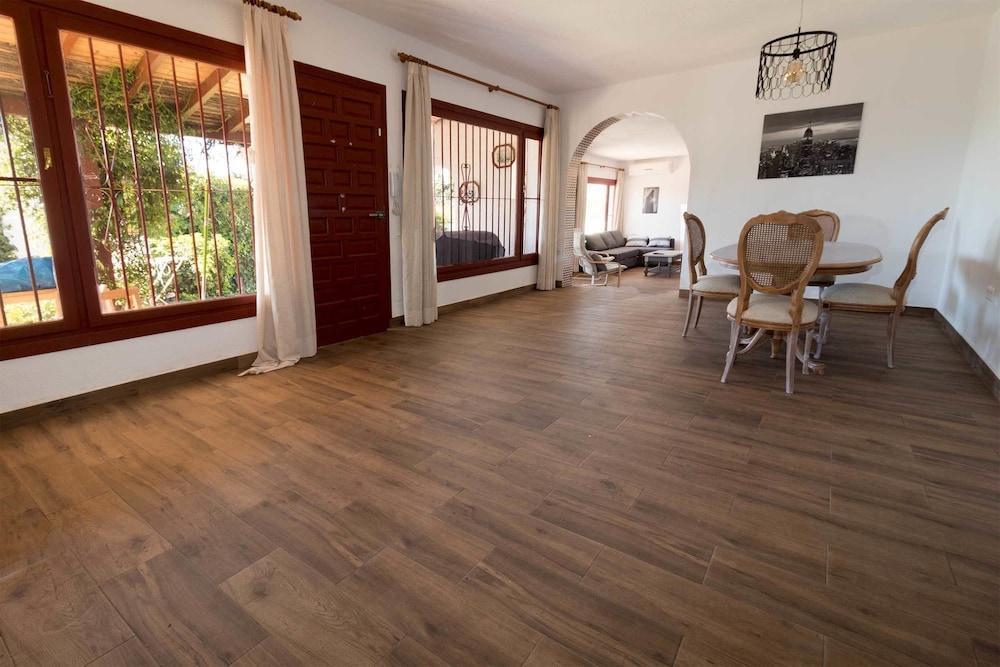 Villa Maria. Barbacoa piscina y jardín