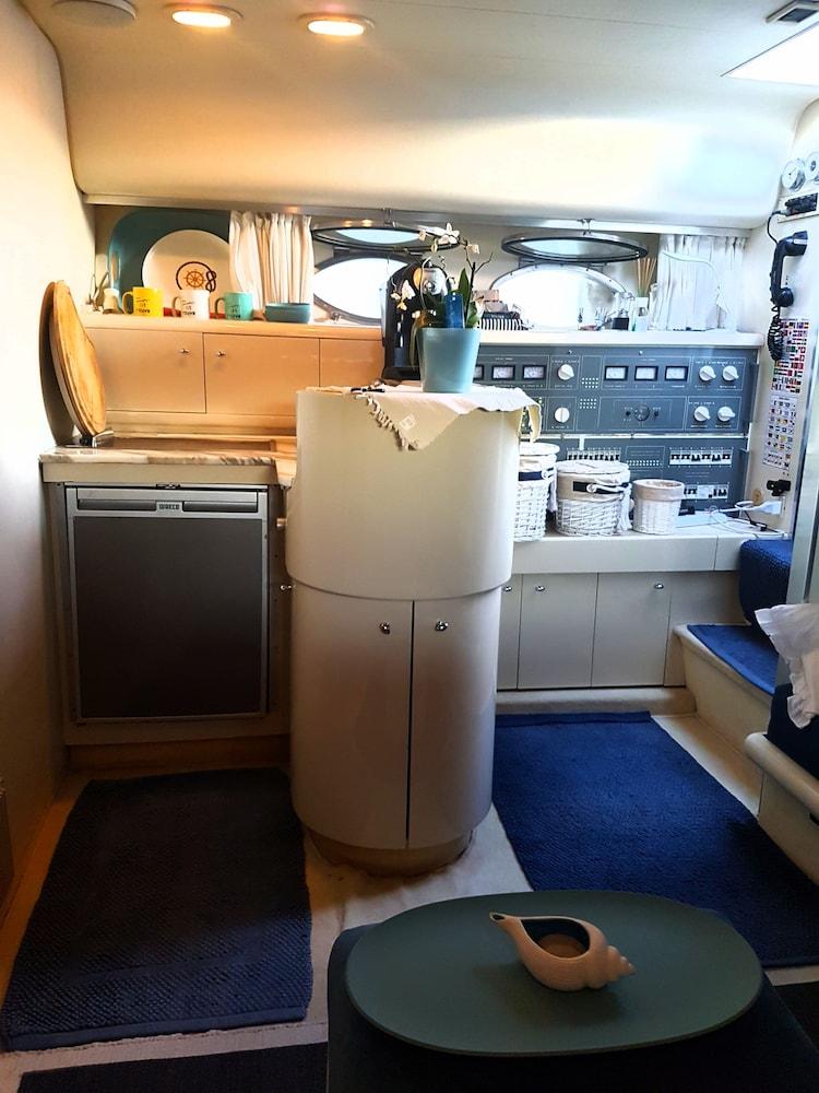 Desirè Charming House Boat