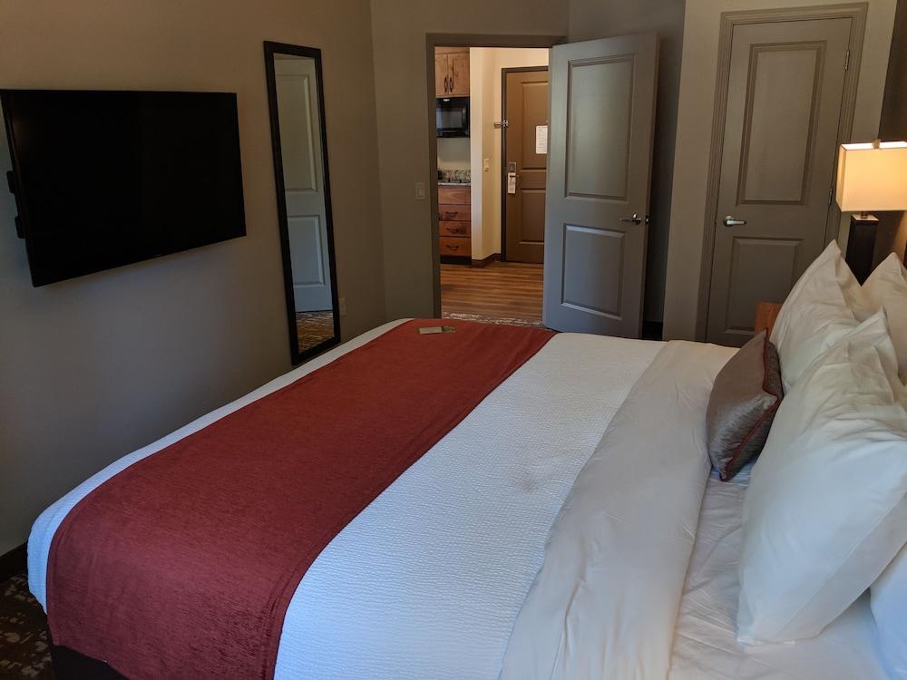 GrandStay Hotel & Suites