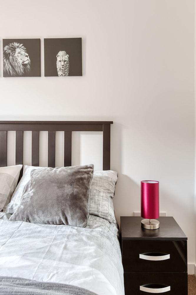 Modern 2 Bed Apartment in Central City