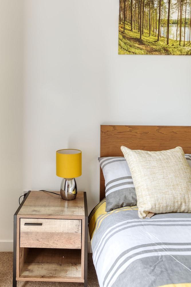 Modern 2 Bed Apartment in Central City