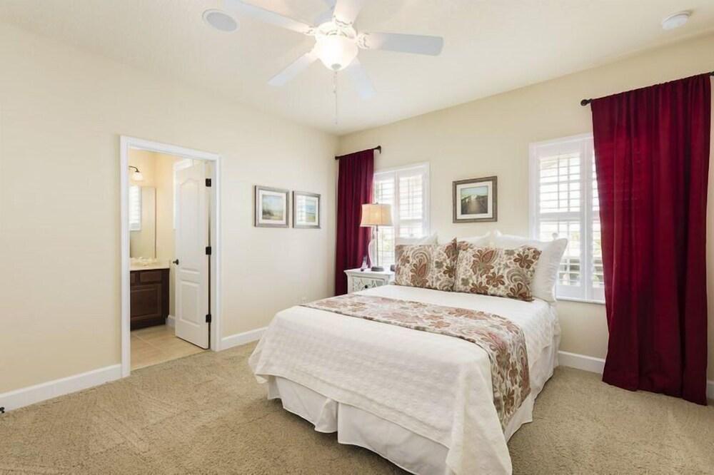 6BR 5BA Pool Home in Solterra