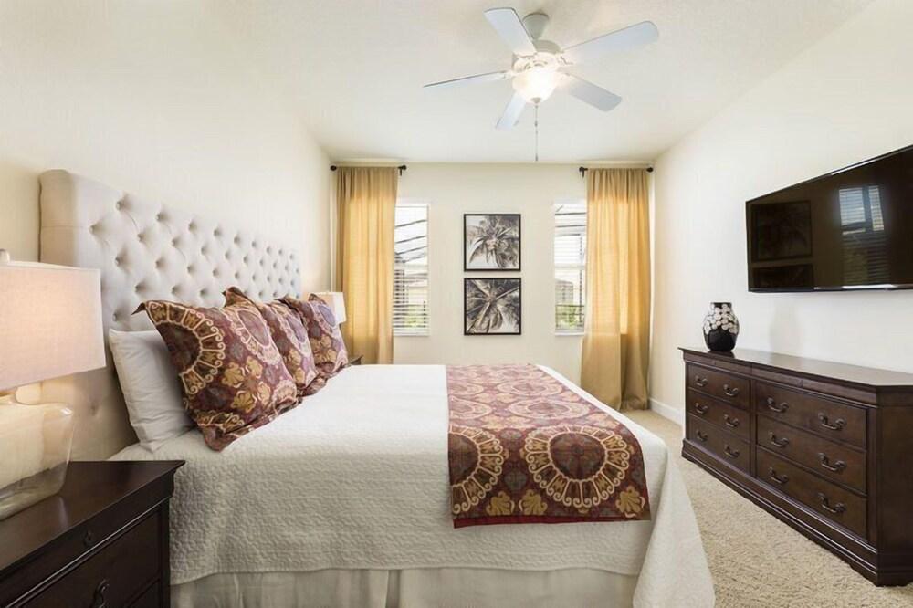 6BR 5BA Pool Home in Solterra