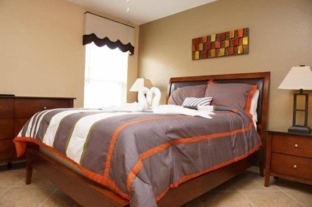 4BR 3BA Pool Home In Solana