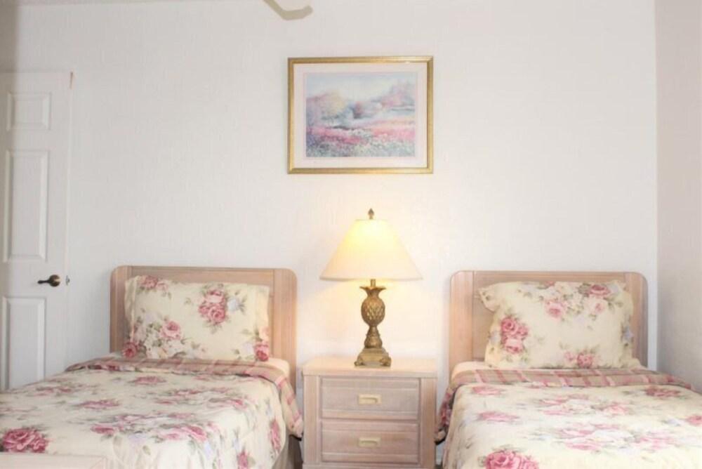 2BR 2BA Townhome in Mango Key