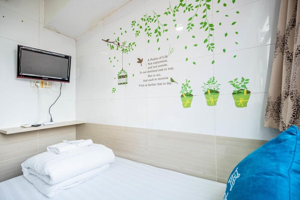 8 Days Boutique Hotel