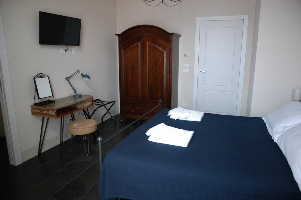 Castello D'Alcontres B&B