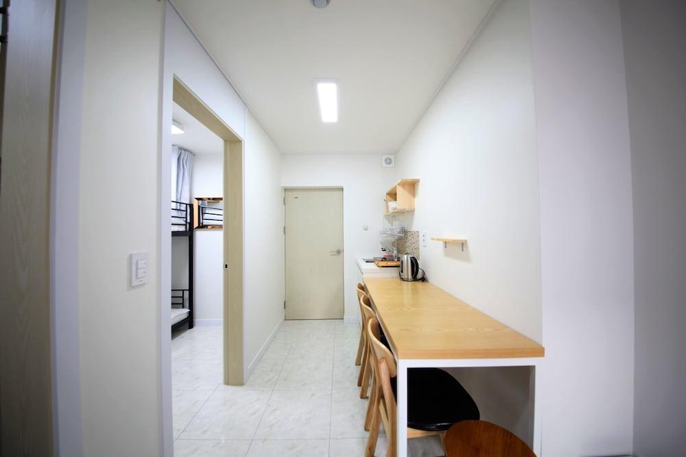 ZIBRO H Guesthouse - Hostel