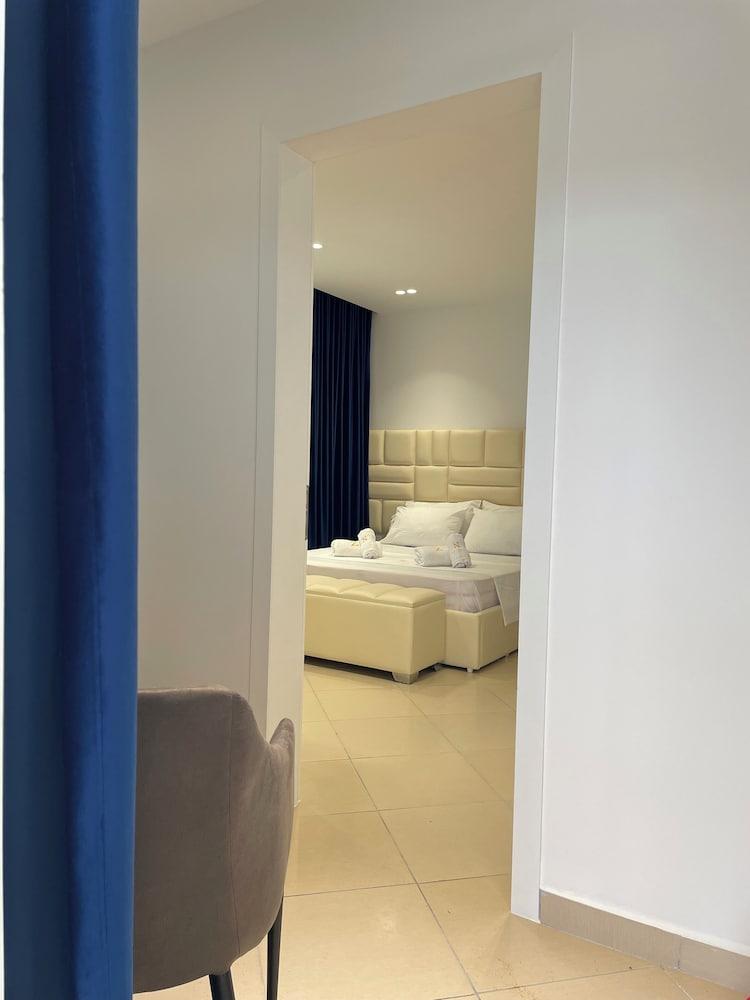 Qeparo Napolon Complex