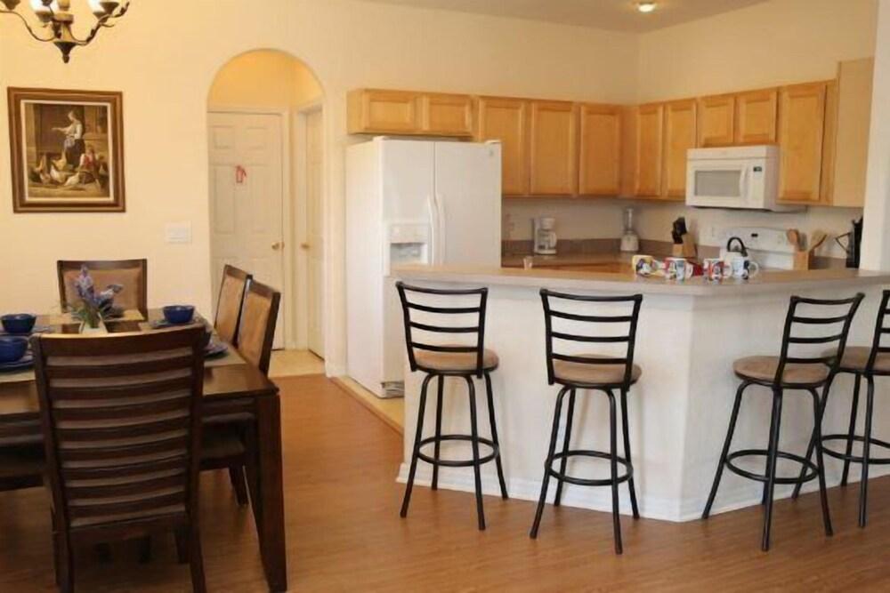 4BR Pool Home in High Grove