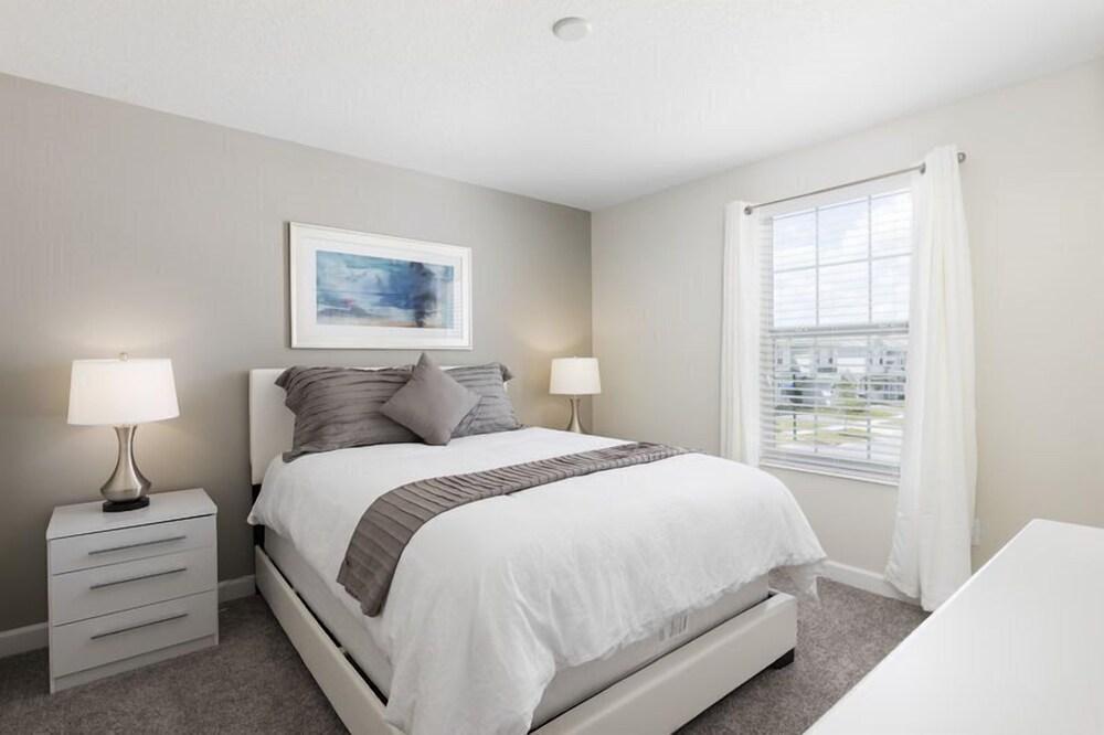 6BR 6BA Pool Home in ChampionsGate