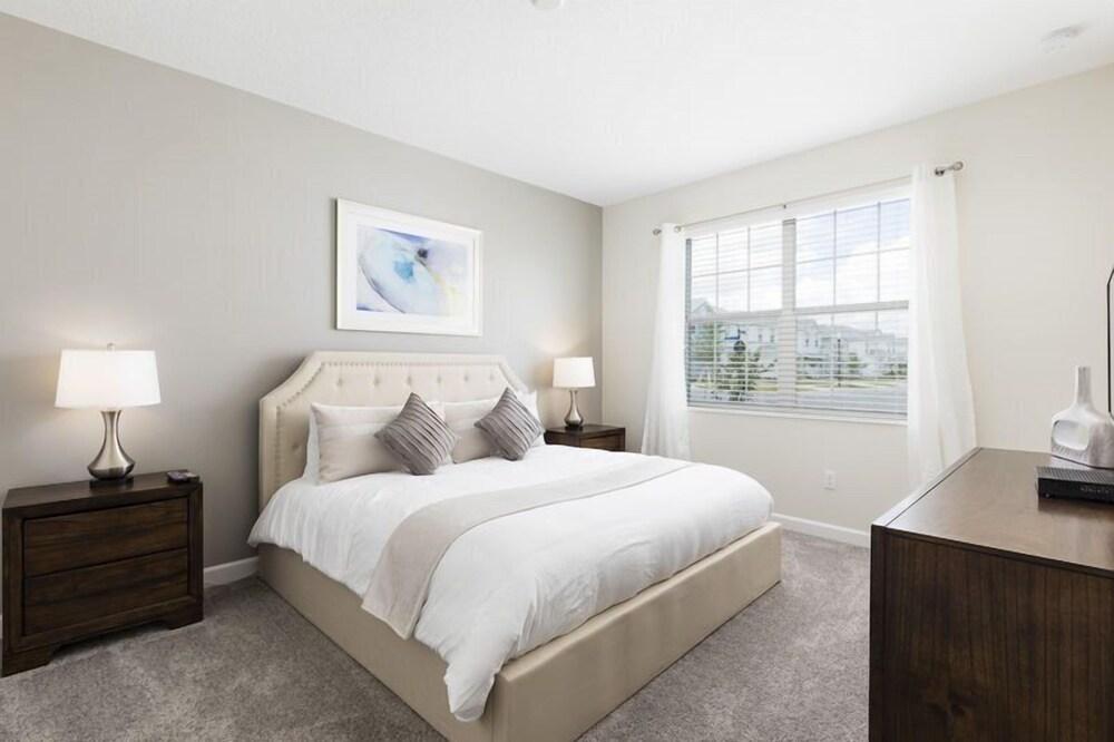 6BR 6BA Pool Home in ChampionsGate