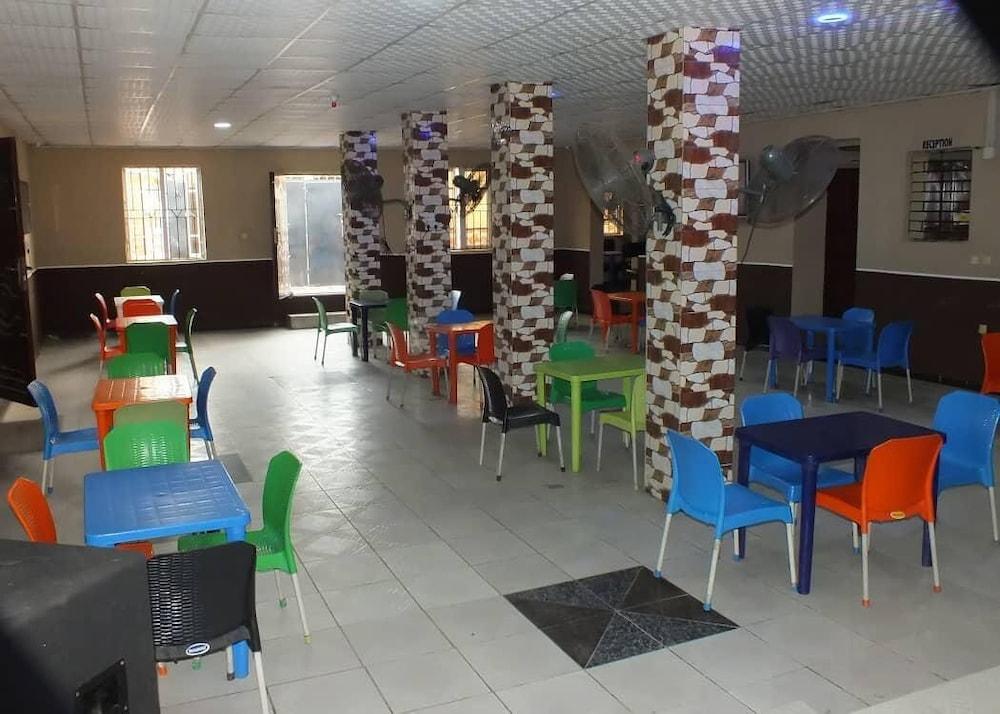 Roppongi Bar and Lodge