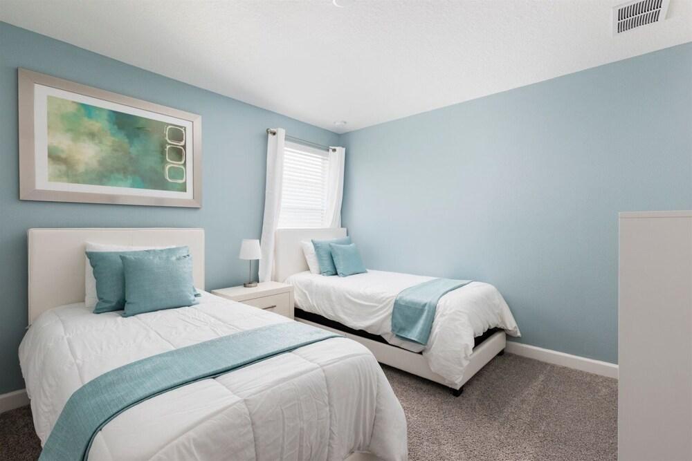 8BR 5BA Vacation Home In ChampionsGate