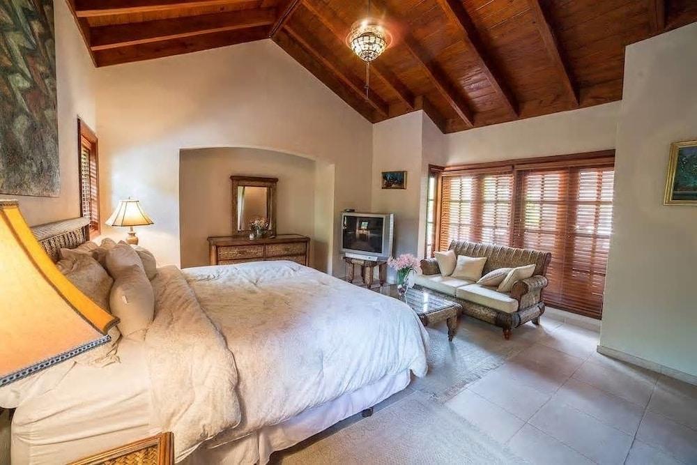 8BR 9BA Barranca Villa by ASVR