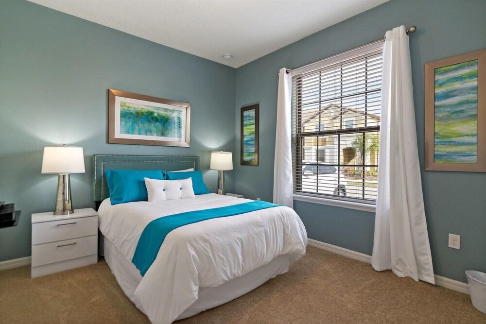 Solterra 5BR Townhome w Splash Pool