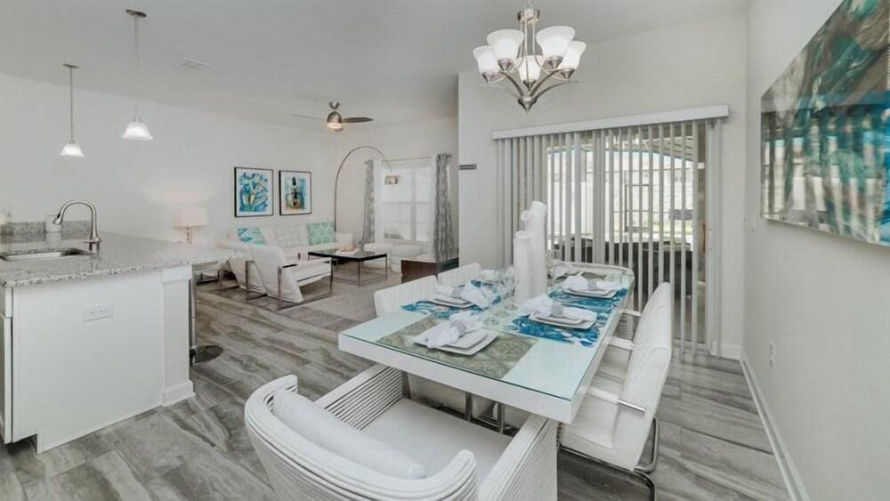 4BR 3BA Townhome w Private Pool