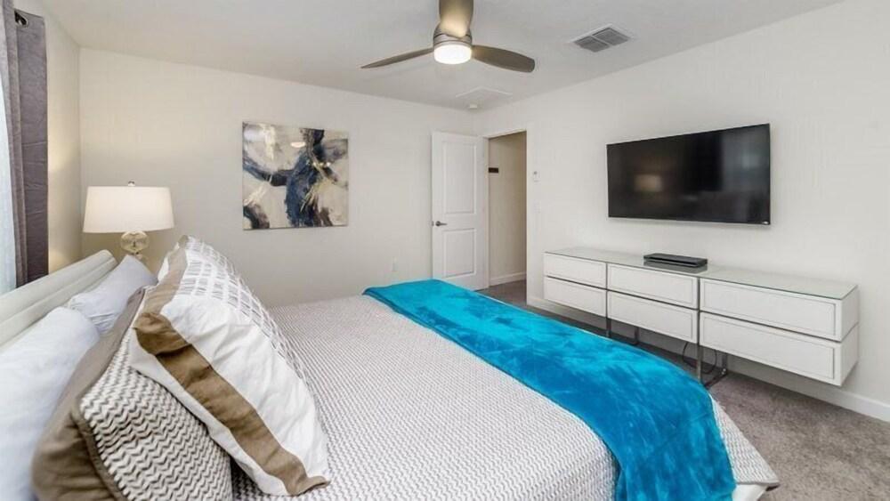 4BR 3BA Townhome w Private Pool