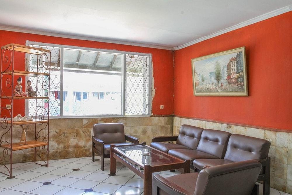 RedDoorz Plus @ Otista Garut