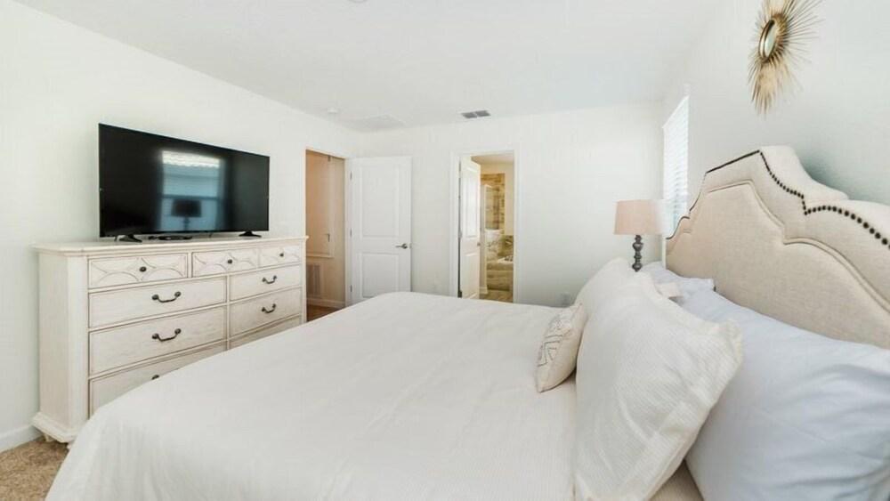 5BR Pool Home In ChampionsGate