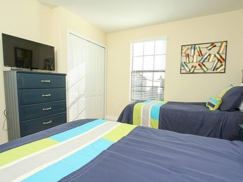 6BR 6BA Pool Home in ChampionsGate