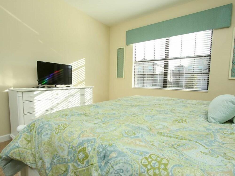 6BR 6BA Pool Home in ChampionsGate