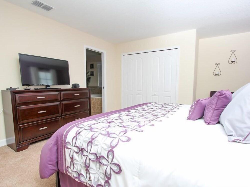 6BR 6BA Pool Home in ChampionsGate