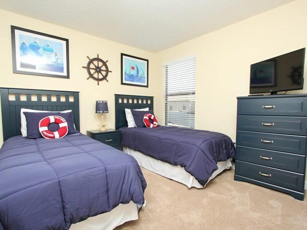 6 Bedroom Pool Home near Golf