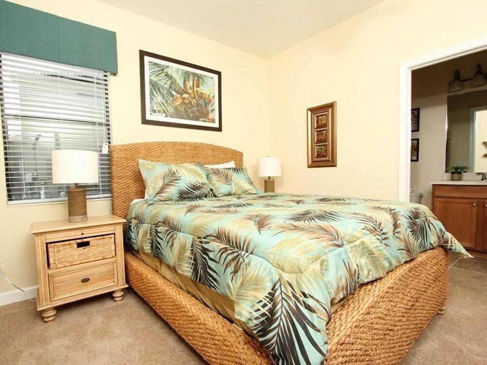 6 Bedroom Pool Home near Golf