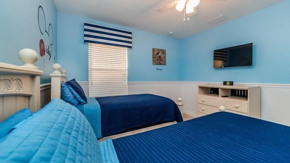 6BR 6BA Pool Home in ChampionsGate