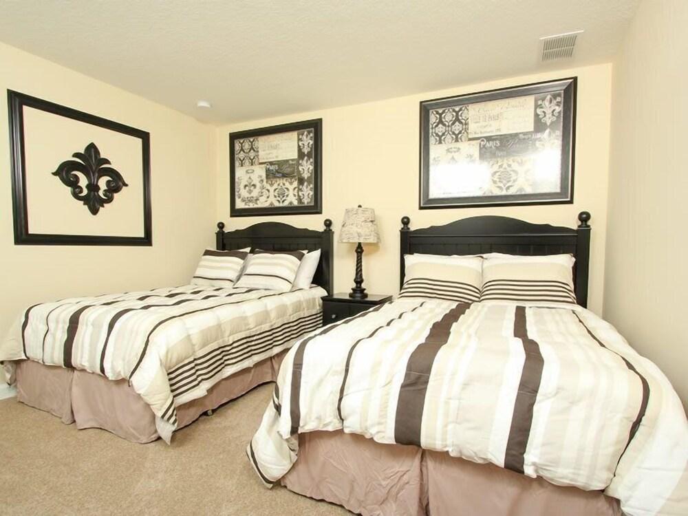 8BR 5BA Pool Home In ChampionsGate