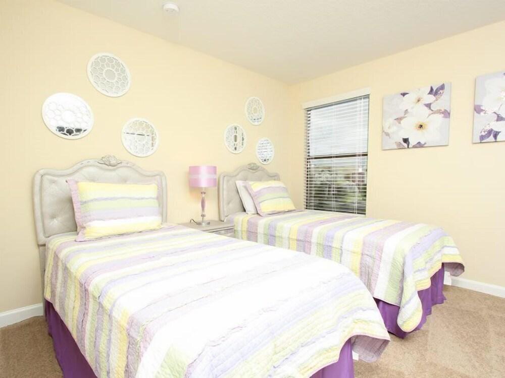 8BR 5BA Pool Home In ChampionsGate