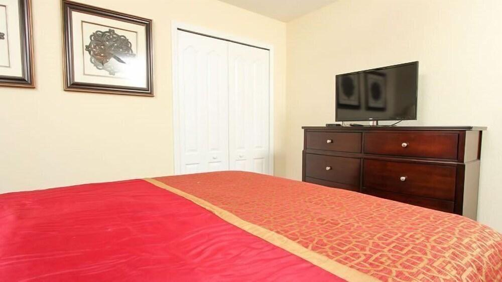 8BR 5BA Pool Home In ChampionsGate