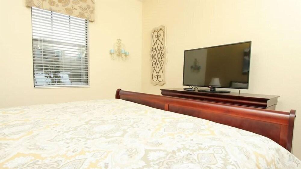 8BR 5BA Pool Home In ChampionsGate