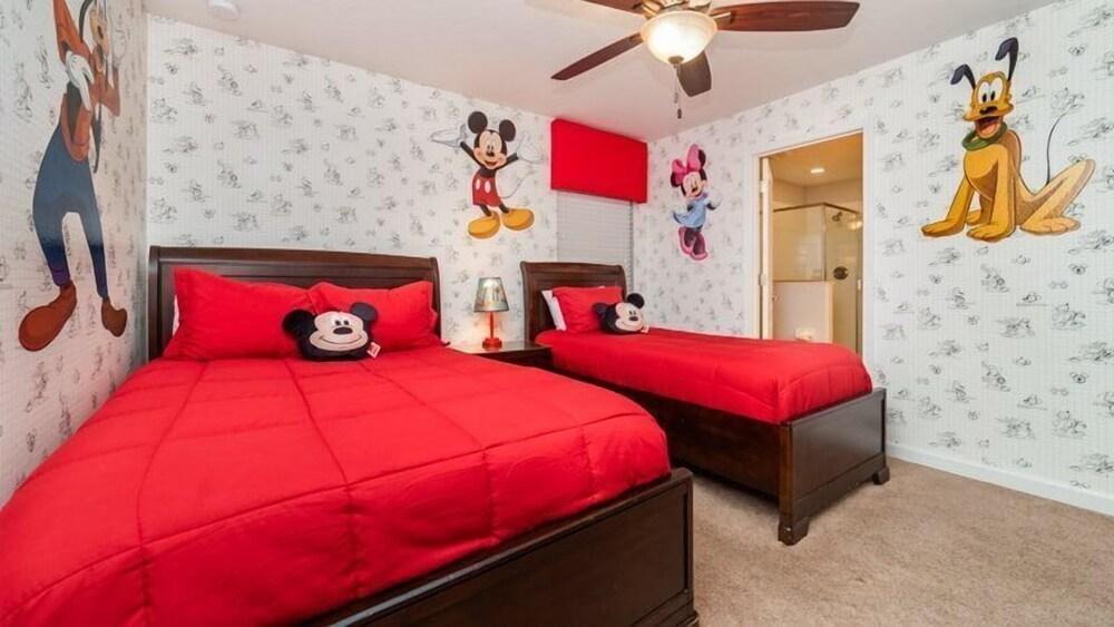 8BR Pool Home In ChampionsGate