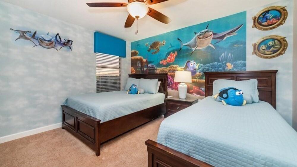 8BR Pool Home In ChampionsGate