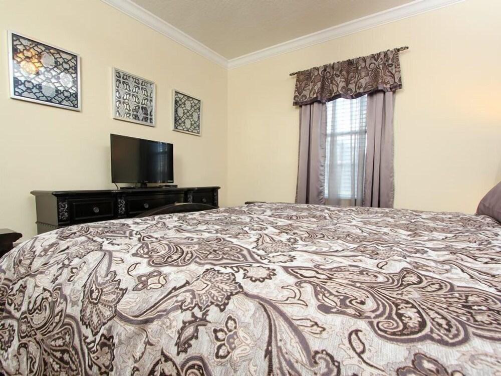 8BR 5BA Dream Pool Home In ChampionsGate