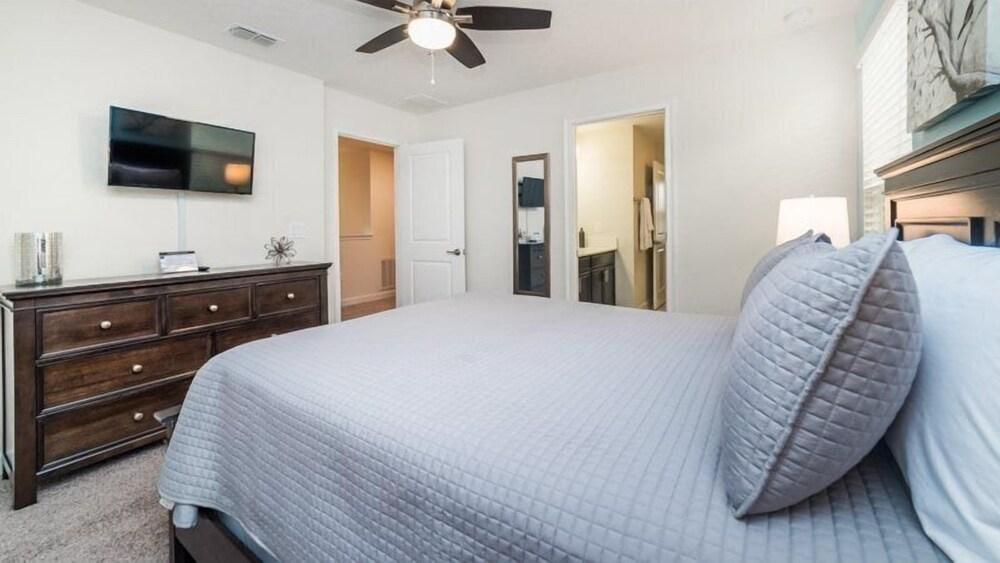 9BR Pool Home in ChampionsGate MVD