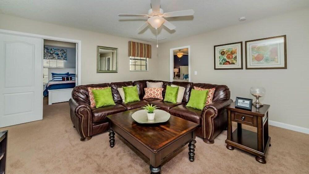 9 BR Pool Home In ChampionsGate