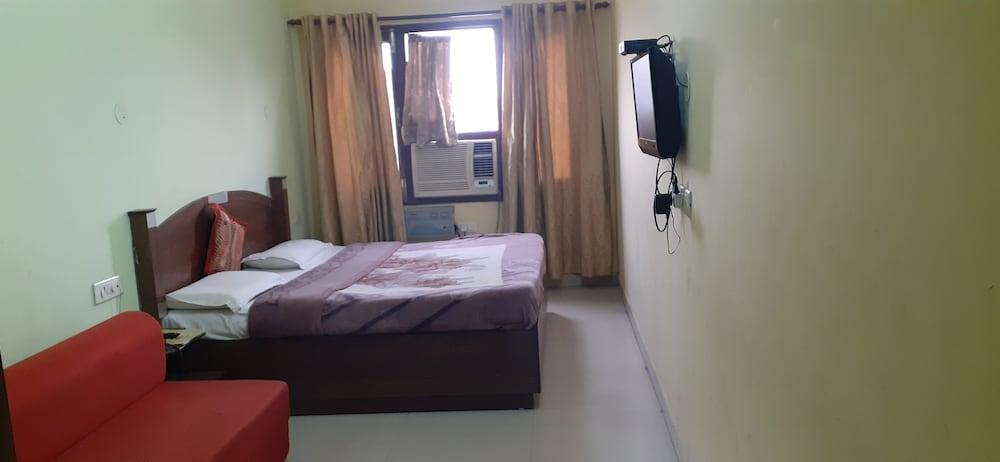 Hotel Holiday Comfort - 800 mts from Jallianwala Bagh, Amritsar