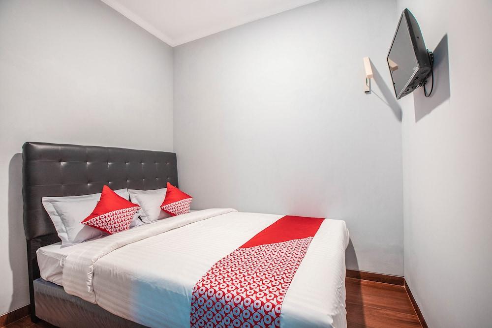 OYO 842 Arafuru Residence